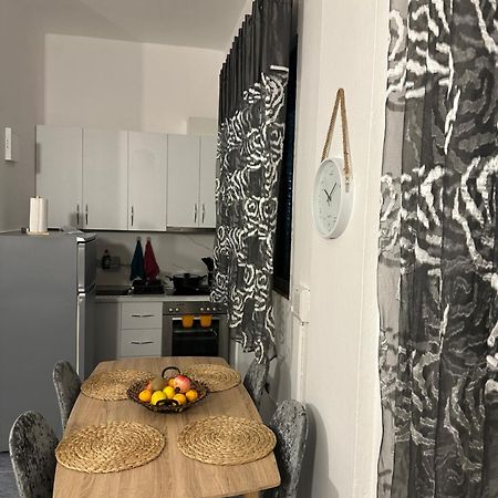 Apartment Near The Centre Of 티라나 외부 사진