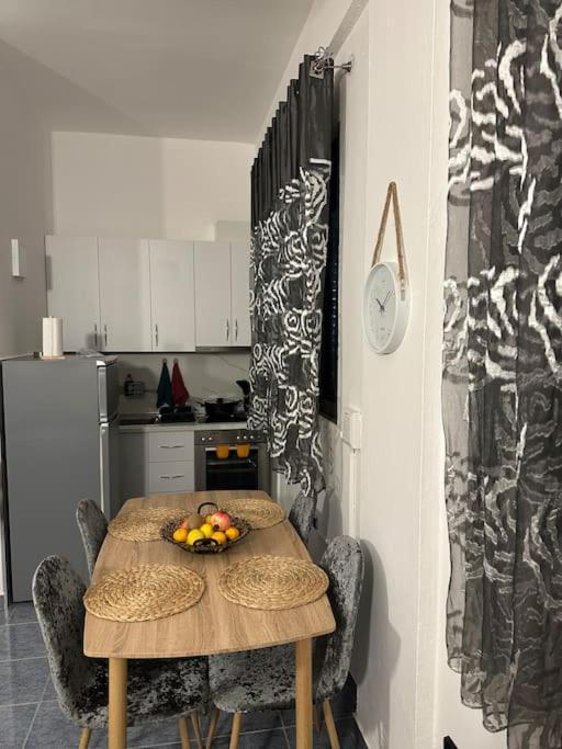 Apartment Near The Centre Of 티라나 외부 사진