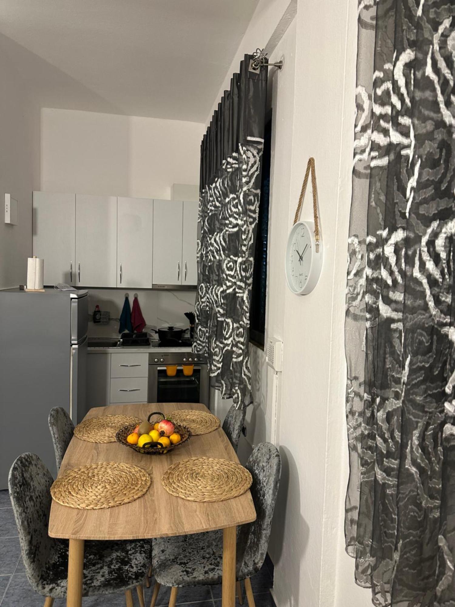 Apartment Near The Centre Of 티라나 외부 사진